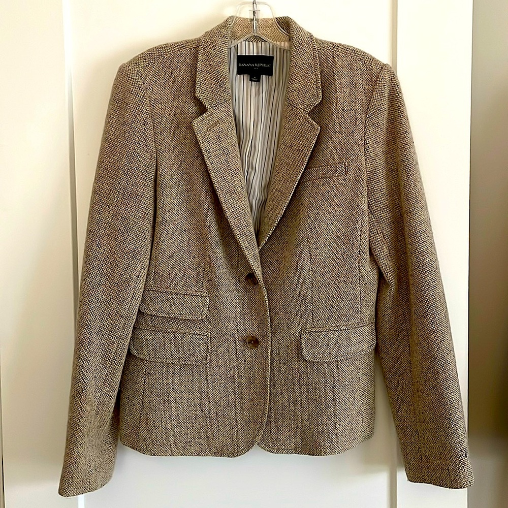 BR women’s tweed blazer. Fully lined, oatmeal cream color non-smoking home.